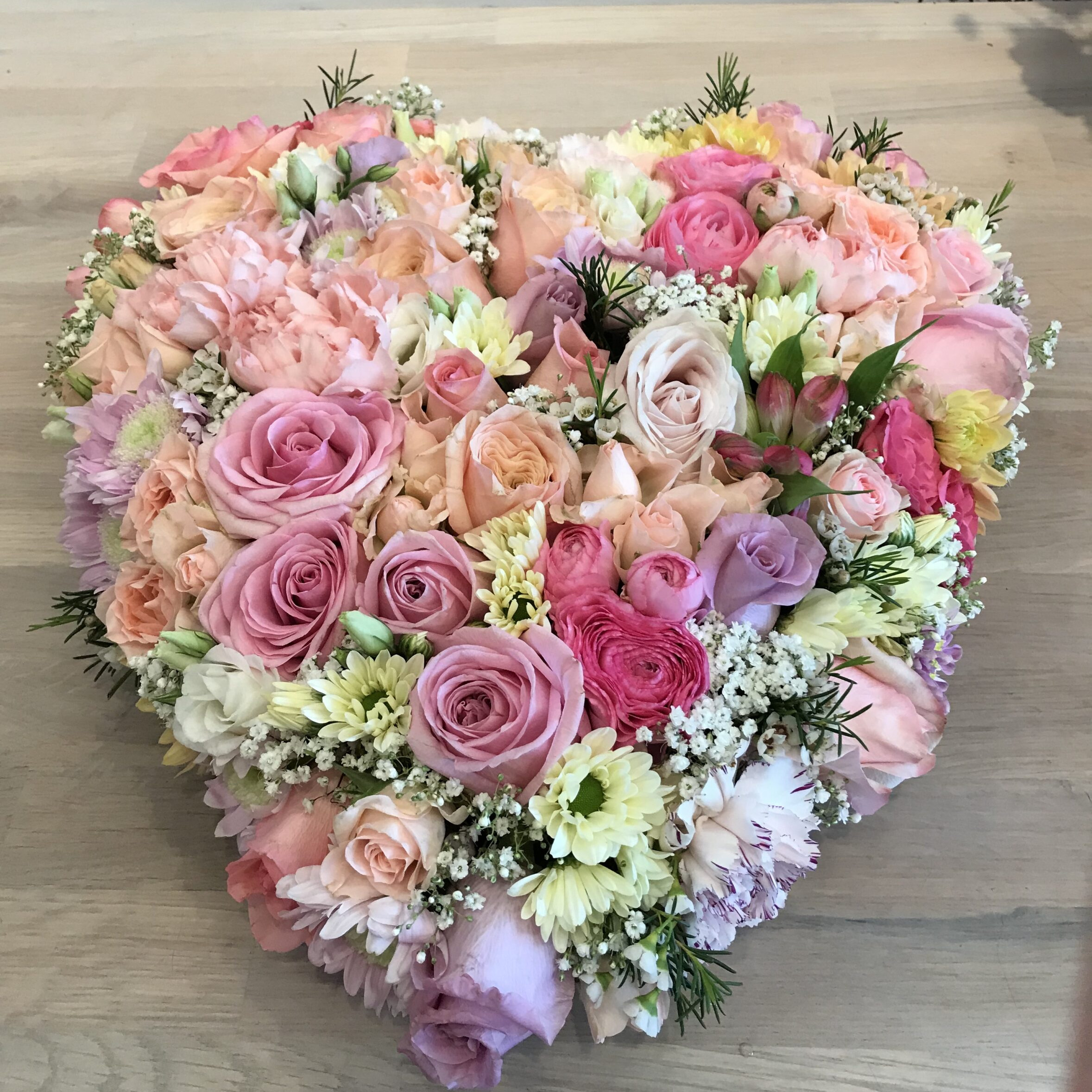 Blomsterhjärta som sorgdekoration till begravning från Nockebyhovs Blommor i Bromma, Stockholm