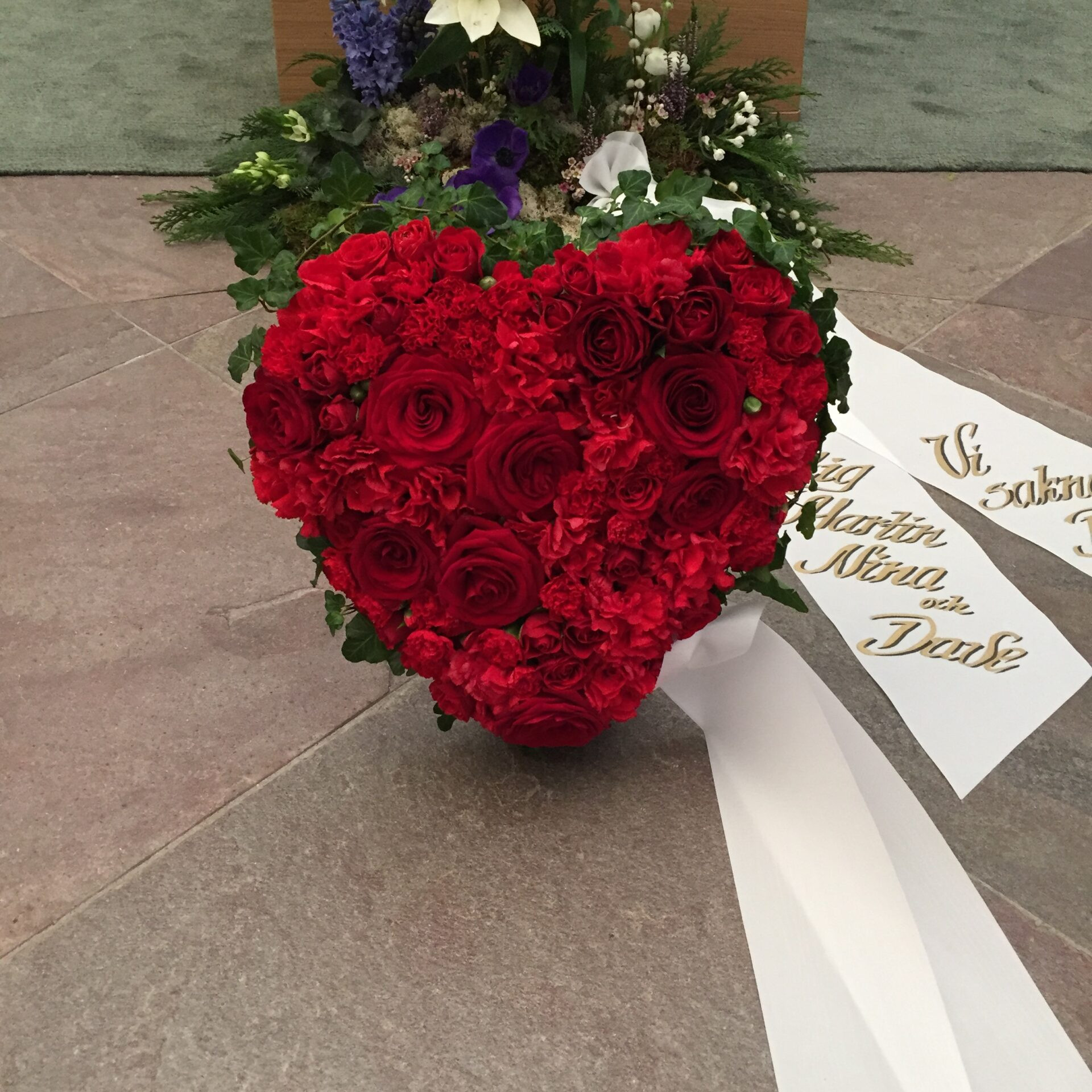 Blomsterhjärta med sidenband som sorgdekoration till begravning från Nockebyhovs Blommor i Bromma, Stockholm