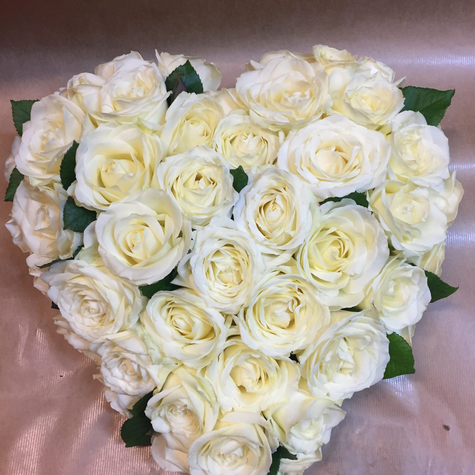 Blomsterhjärta som sorgdekoration till begravning från Nockebyhovs Blommor i Bromma, Stockholm