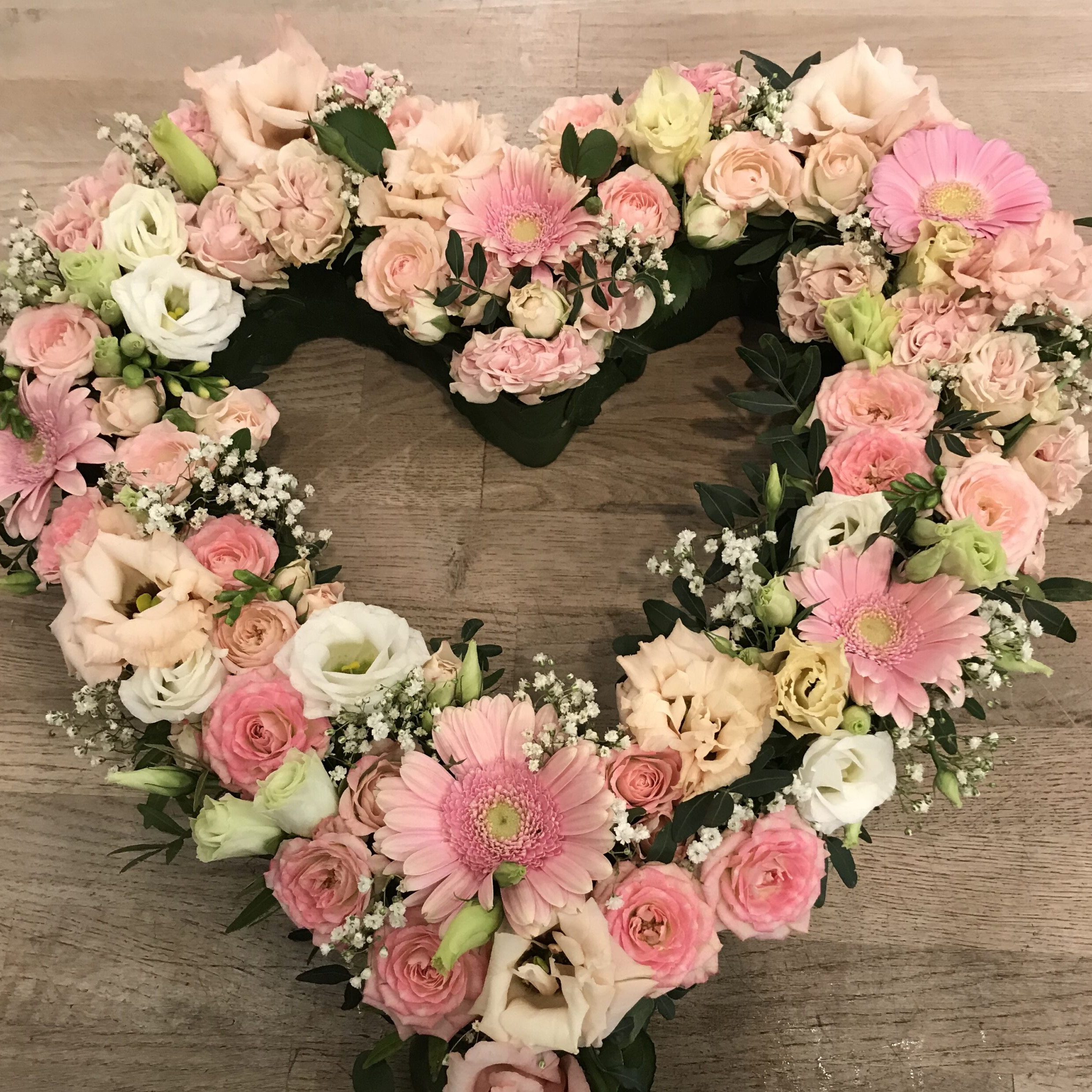 Blomsterhjärta som sorgdekoration till begravning från Nockebyhovs Blommor i Bromma, Stockholm