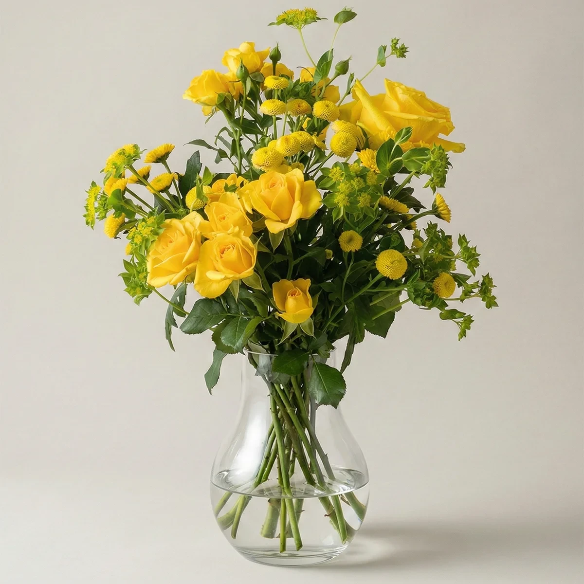 Gul blombukett av färska snittblommor i glasvas från Nockebyhovs Blommor i Bromma, Stockholm.
