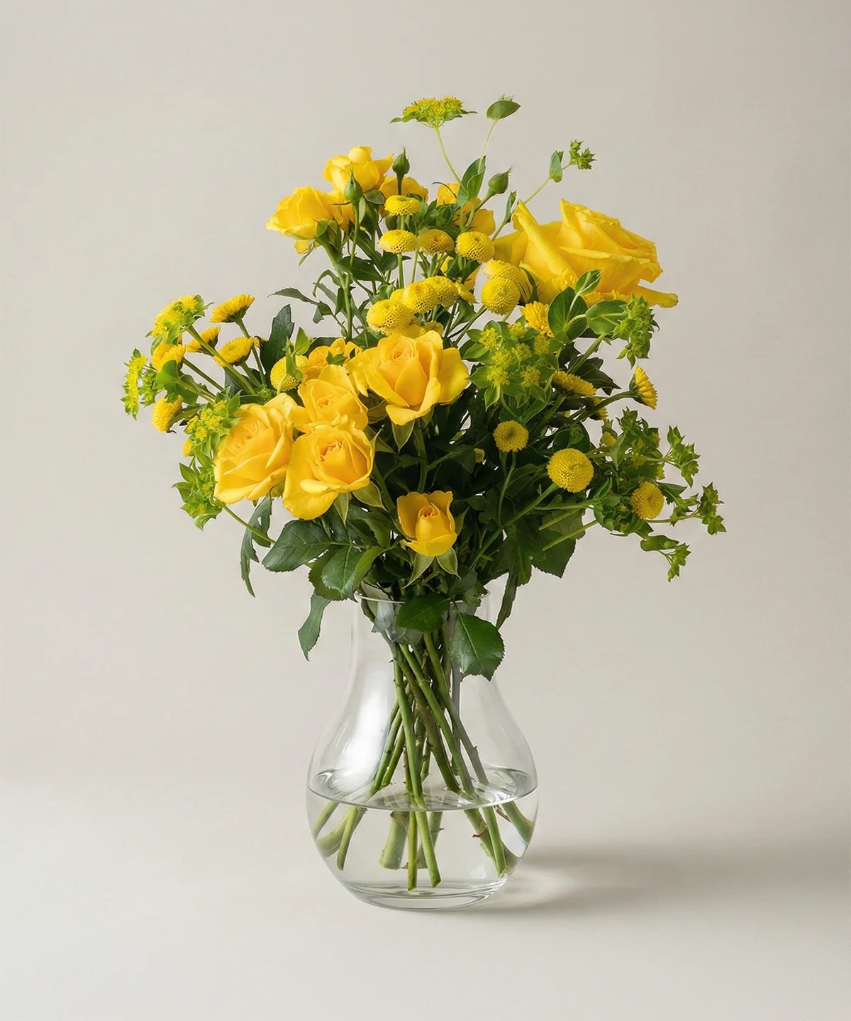 Gul blombukett av färska snittblommor i glasvas från Nockebyhovs Blommor i Bromma, Stockholm.