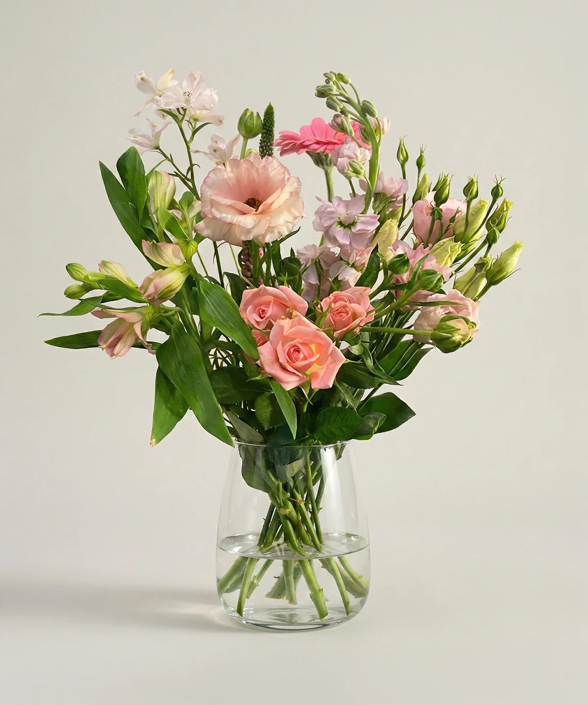Rosa bukett med rosor i glasvas från Nockebyhovs Blommor i Bromma Stockholm.