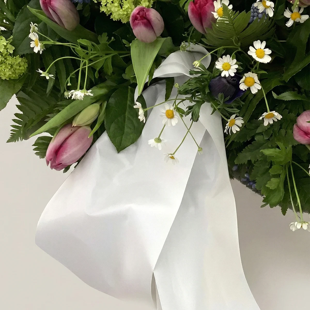 Sidenband i olika färger till begravningsblommor