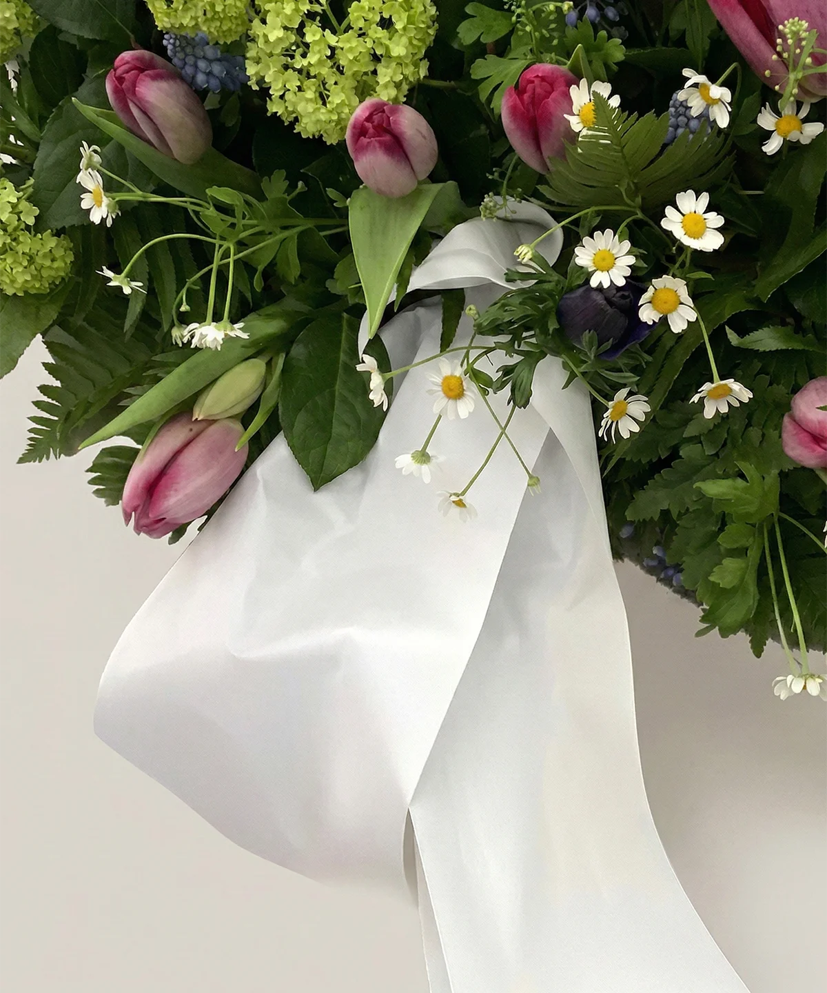 Sidenband i olika färger till begravningsblommor