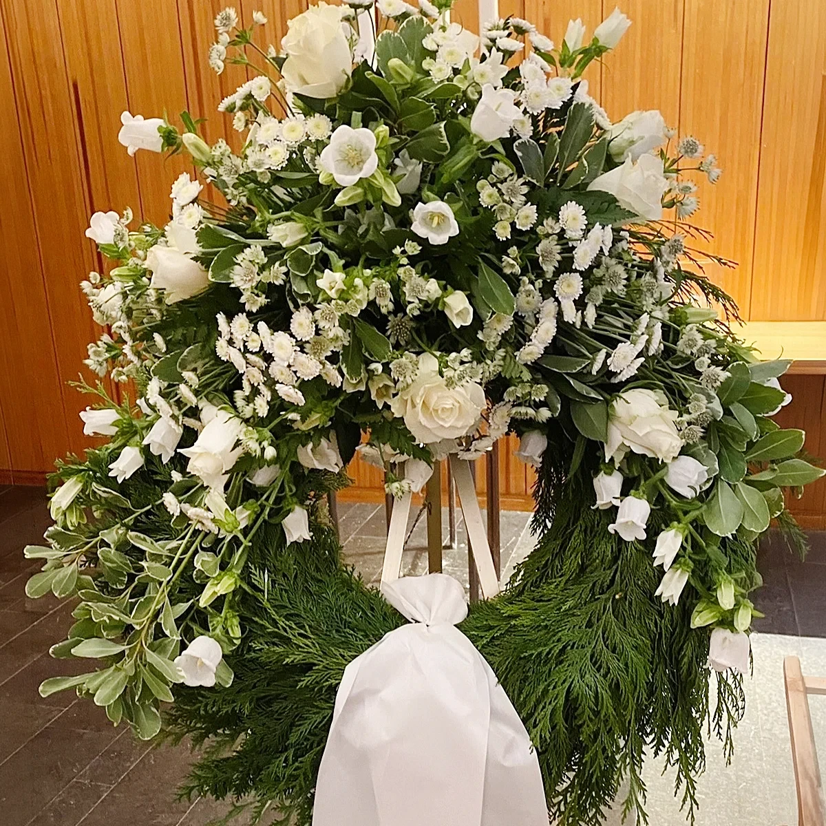 Stor sorgkrans från Nockebyhovs Blommor nära Brommaplan