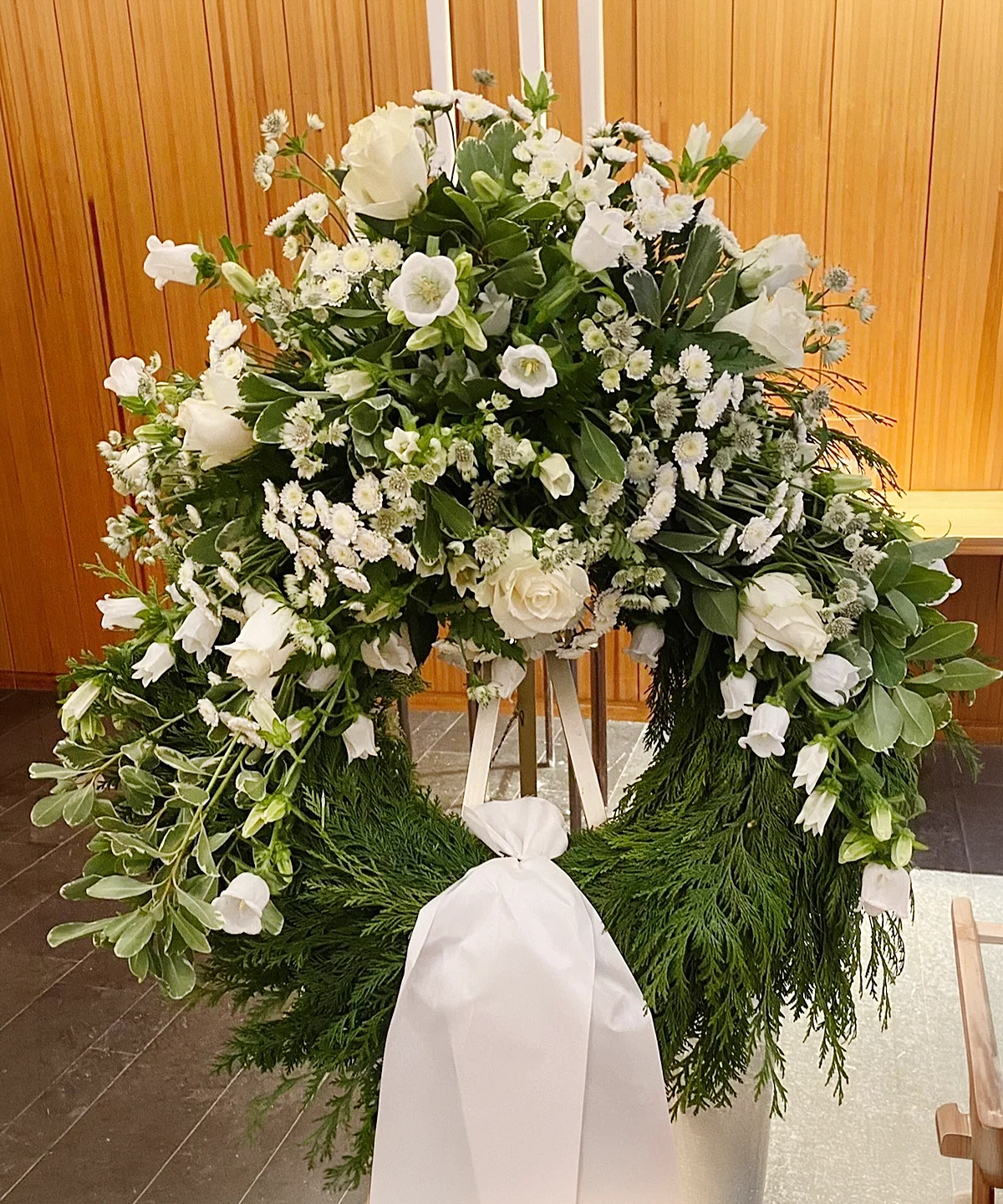 Stor sorgkrans från Nockebyhovs Blommor nära Brommaplan