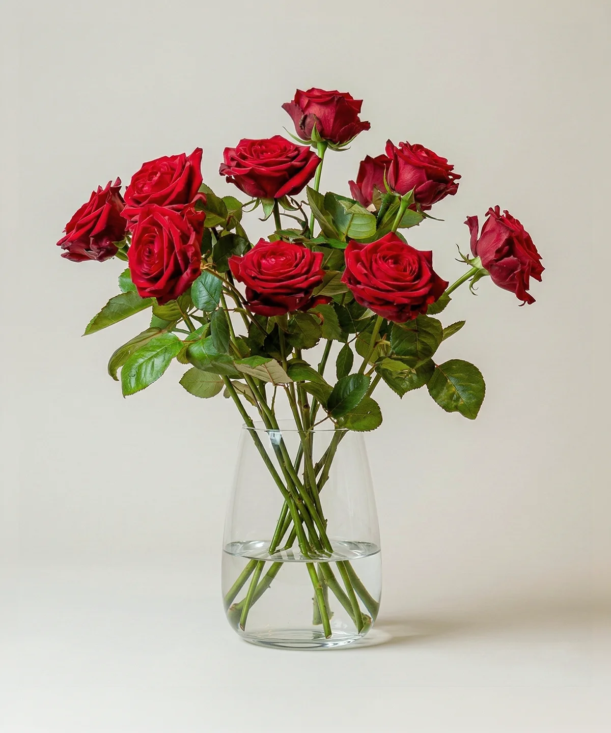 Bukett av röda rosor från Nockebyhovs Blommor i Bromma, Stockholm.
