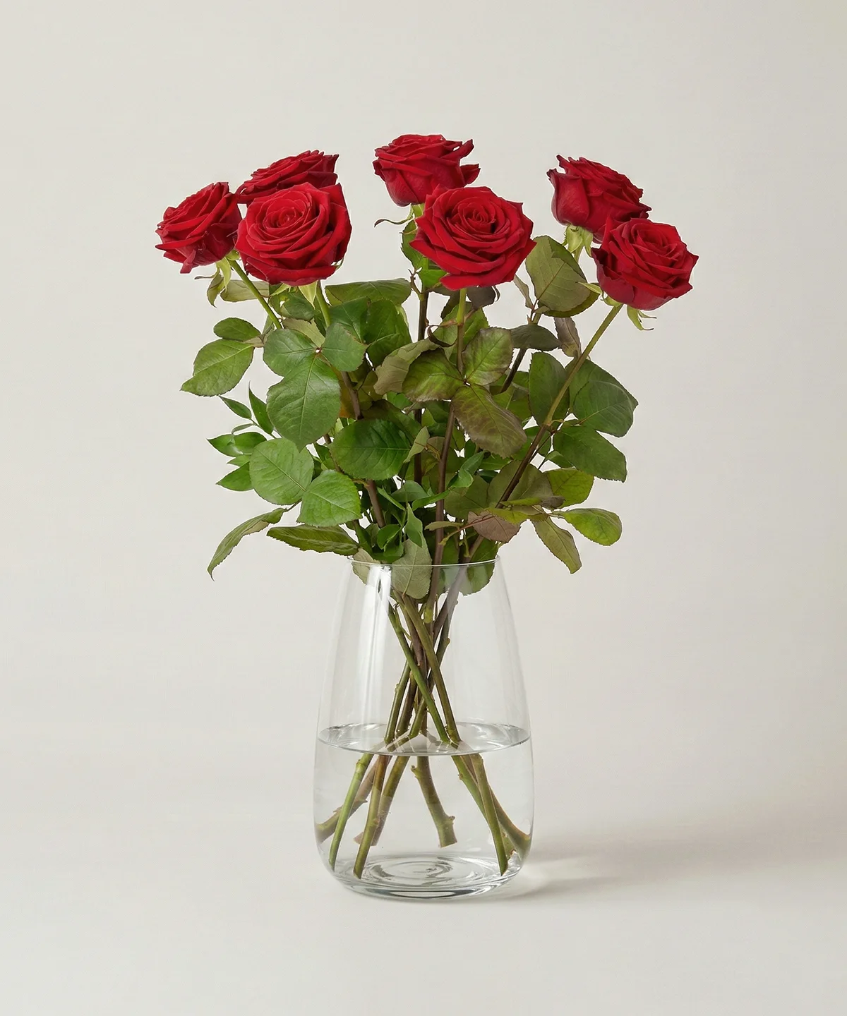 Bukett av 7 röda rosor från Nockebyhovs Blommor i Bromma, Stockholm.