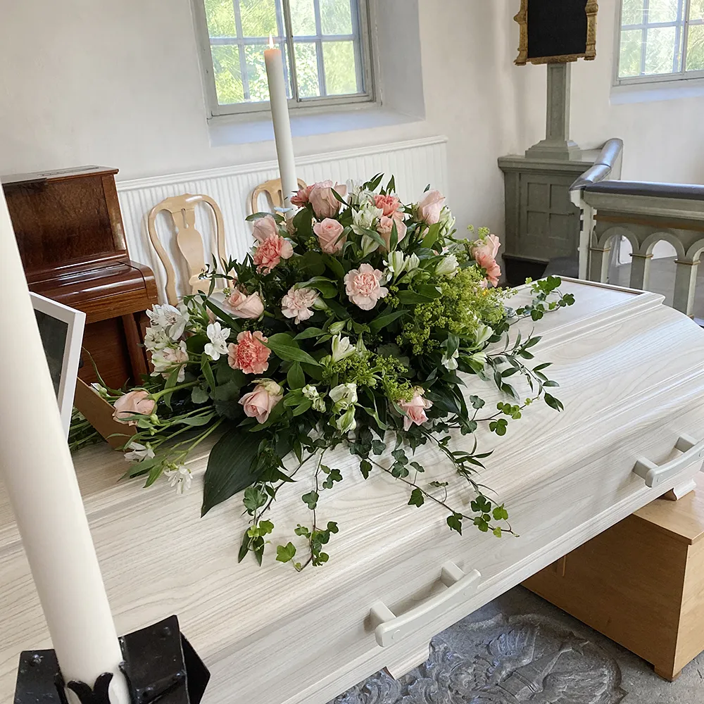 Blommor till kista begravning fr&aring;n Nockebyhovs Blommor i Bromma